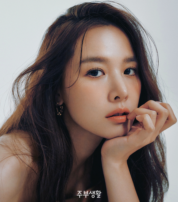 배우 조윤희가 딸 로아와 화보 촬영에서 포즈를 취하고 있다. [사진=주부생활]