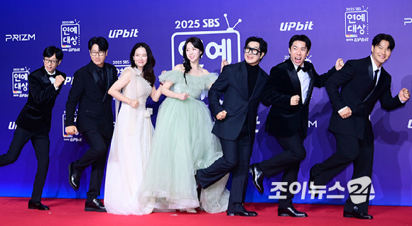 '런닝맨' 유재석-지석진-송지효-지예은-하하-양세찬-김종국이 30일 오후 서울 마포구 상암동 SBS 프리즘타워에서 열린&nbsp;2025 SBS 연예대상&nbsp;레드카펫 행사에 참석하고 있다. [사진=정소희 기자]