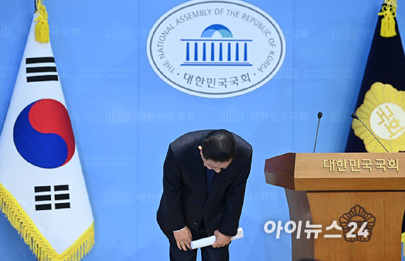 김병기 더불어민주당 의원이 19일 서울 여의도 국회 소통관에서 현안 관련 기자회견에서 고개 숙여 인사하고 있다. [사진=곽영래 기자]