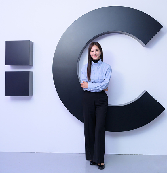 배우 권유리(소녀시대 유리)가 3일 서울 삼청동에서 열린 '25FW UNIQLO : C 컬렉션' 글로벌 런칭 행사 포토콜에 참석하고 있다. [사진=유니클로]