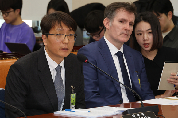 3일 국회 정무위원회에서 열린 쿠팡 개인정보 유출 사태 관련 현안질의에서 박대준 쿠팡 대표이사가 위원 질의에 답하고 있다. 오른쪽은 브랫 매티스 쿠팡 최고 정보 보호 책임자(CISO). [사진=연합뉴스]