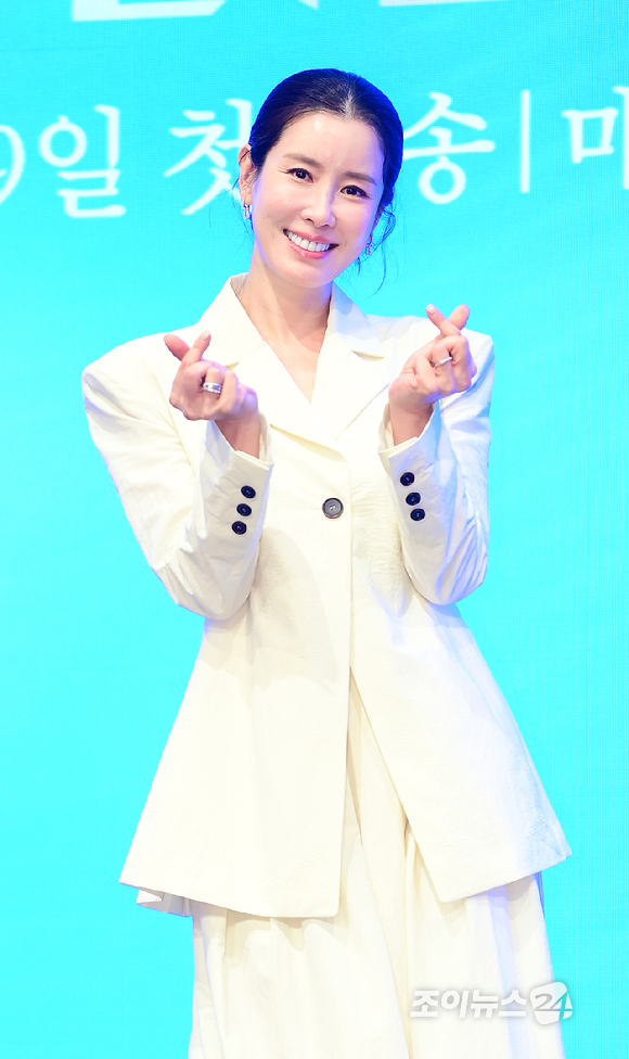 배우 이태란이 6일 오후 서울 신도림 더세인트 그랜드 볼룸에서 열린 KBS2 새 주말드라마 '화려한 날들' 제작발표회에 참석하고 있다. [사진=정소희 기자]