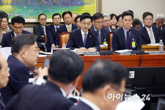 윤창렬 국무조정실장이 13일 서울 여의도 국회에서 열린 정무위원회 국정감사에서 질의에 답변하고 있다. [사진=곽영래 기자]