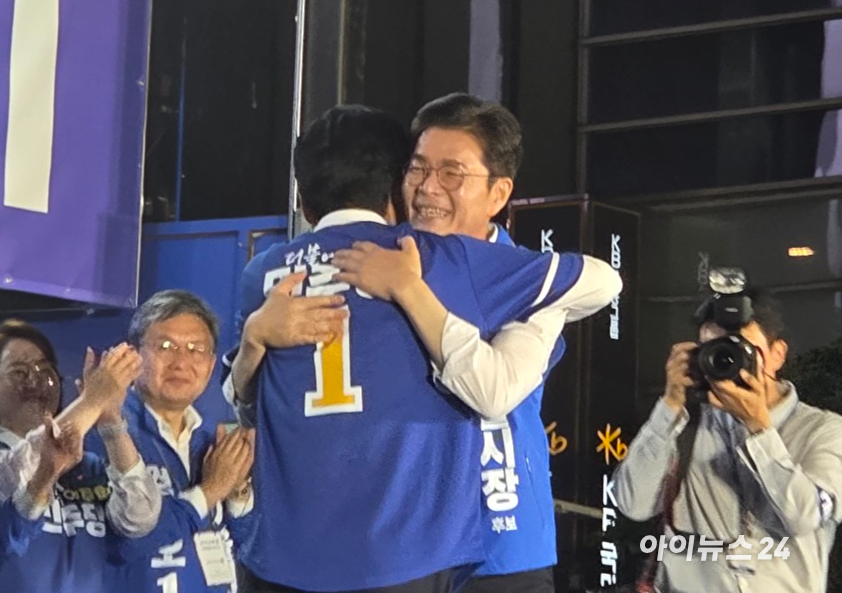 정원오 더불어민주당 서울시장 후보가 2일 서울 종로구 청계광장에서 진행된 '필승 총력유세'에서 지지자들을 향해 포즈를 취하고 있다. [사진=라창현 기자]