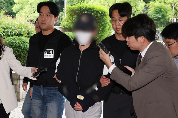 서울 서초구 강남역 인근 한 건물 옥상에서 연인에게 흉기를 휘둘러 숨지게 한 의대생이 항소심에서 징역 30년을 선고받았다. 사진은 해당 의대생이 지난 8일 오후 서울 서초구 서울중앙지방법원에서 열린 구속 전 피의자 심문(영장실질심사)에 출석하고 있는 모습. [사진=연합뉴스]