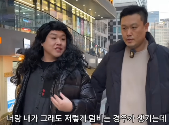 길거리에서 담배를 피우던 중학생을 훈계한 종합격투기 선수 명현만이 오히려 경찰에 신고를 당한 영상이 확산되면서 현장 경찰의 대응을 둘러싼 논란도 커지고 있다. [사진=유튜브 @매드브로]