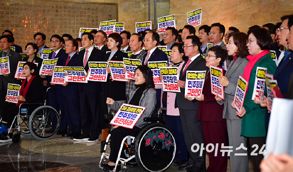 국민의힘 추경호 원내대표와 의원들이 2일 오후 서울 여의도 국회 로텐더홀에서 더불어민주당의 감사원장 탄핵 관련 피켓 시위를 하고 있다. [사진=곽영래 기자]