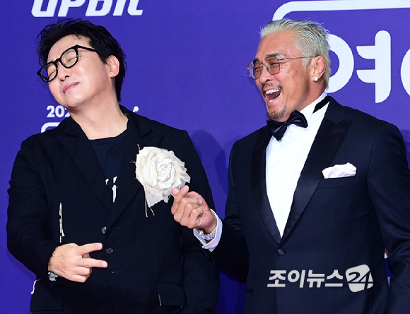 '한탕 프로젝트-마이턴' 탁재훈-추성훈이 30일 오후 서울 마포구 상암동 SBS 프리즘타워에서 열린&nbsp;2025 SBS 연예대상&nbsp;레드카펫 행사에 참석하고 있다. [사진=정소희 기자]