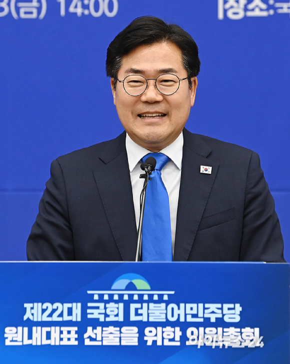박찬대 더불어민주당 대표 직무대행 겸 원내대표가 13일 서울 여의도 국회에서 열린 원내대표 선출 의원총회에서 인사말 하고 있다. [사진=곽영래 기자]