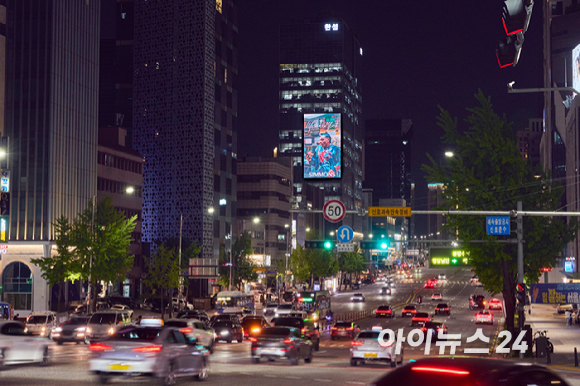 수면 전문 브랜드 시몬스가 서울 강남구 도산대로 일대에서 2026 브랜드 캠페인을 전개한다. 6일 도산대로의 고층 빌딩 사이로 신규 브랜드 캠페인 '라이프 이즈 컴포트(LIFE IS COMFORT)' 영상이 상영되고 있다. [사진=정소희 기자]