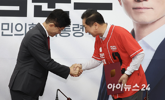 김문수 국민의힘 대선 후보가 15일 오전 서울 여의도 국회에서 열린 중앙선대위 회의 및 중앙선대위 임명장 수여식에 김기현 공동선대위원장에게 임명장을 수여한 뒤 기념촬영을 하고 있다. [사진=곽영래 기자]