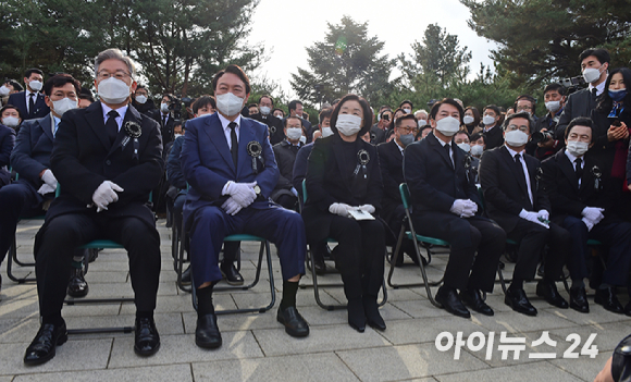 더불어민주당 이재명(왼쪽부터), 국민의힘 윤석열, 정의당 심상정, 국민의당 안철수, 새로운물결(가칭) 김동연 대선 후보가 22일 서울 동작구 국립서울현충원 내 김영삼 전 대통령 묘역에서 열린 6주기 추모식에서 자리하고 있다. [사진=국회사진취재단]