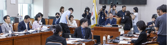 국회 법제사법위원회 제1소위 위원장인 더불어민주당 김승원 의원이 13일 국회에서 형사소송법 개정안 논의를 위한 소위를 개회한 뒤 안건을 설명하고 있다.이날 법사위 제1소위 회의에는 22대 하반기 국회 원 구성에 반발해 상임위 일정을 전면 거부하고 있는 국민의힘 법사위원들은 불참했다. [사진=연합뉴스]