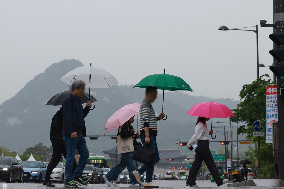 비 내리는 날씨 속 우산을 쓴 시민들이 길을 가고 있다. [사진=연합뉴스]