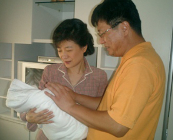 박 전 대통령이 지난 2014년 청와대 밖에서 박 회장의 큰아들 세현군(왼쪽), 둘째 아들 정현군과 함께 찍고 있다. [사진=JTBC]