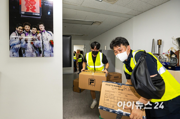 대한체육회 산하 9개 종목 단체 관계자들이 8일 서울 송파구 올림픽공원 핸드볼 경기장에 진입해 장비 및 행정 자료 PC 반출을 하고 있다. 6&middot;3 지방선거 당시 개표소로 사용된 올림픽공원 핸드볼 경기장은 석 달째 봉쇄 시위가 이어져 경기장에 입주한 9개 종목 단체 업무에 차질을 빚었다. [사진=사진공동취재단 ]