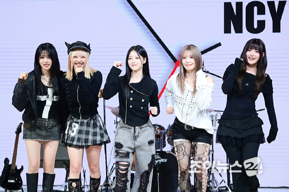 밴드 레이턴시가 18일 오후 서울 마포구 상암동 쇼킹케이팝센터에서 열린 레이턴시(LATENCY) 첫 미니앨범 '레이트 오'클락'(LATE O'CLOCK) 쇼케이스에서 포토타임을 갖고 있다. [사진=정소희 기자]