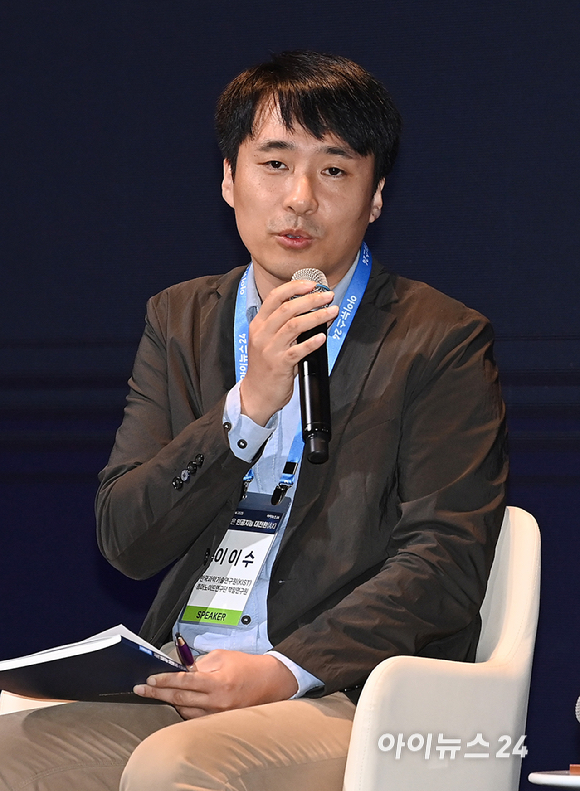 종합경제미디어 아이뉴스24가 23일 서울 영등포구 여의도동 FKI타워컨퍼런스센터에서 '아이포럼2025-지금은 인공지능 대전환(AX):AI 3대 강국 어떻게 만들 것인가' 컨퍼런스를 개최했다. 이이수 한국과학기술연구원(KIST) 휴머노이드연구단 책임연구원이 좌담회를 진행하고 있다. [사진=곽영래 기자]