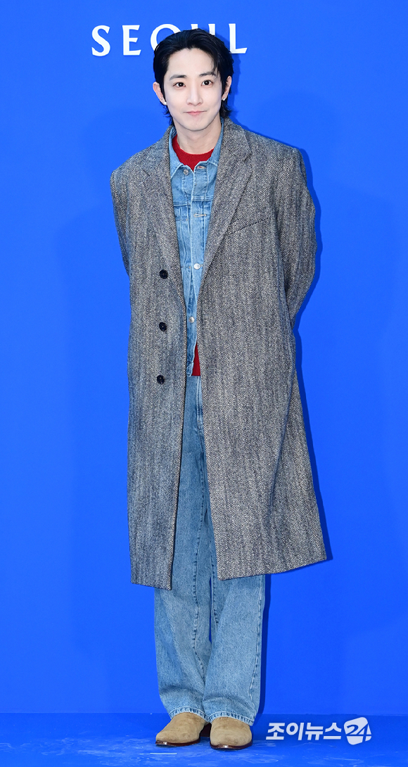 배우 이수혁이 5일 오후 서울 강남구 청담동에서 열린 타임 서울 플래그십 스토어 오픈 기념 포토월 행사에 참석하고 있다. [사진=정소희 기자]