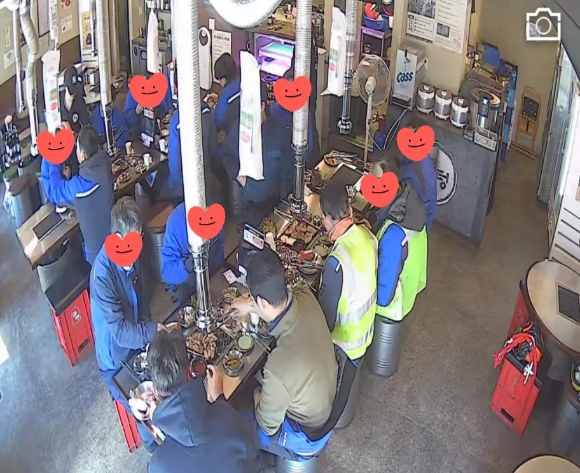 가지치기를 하던 작업자들이 식당 앞 데크를 훼손한 뒤 사장에게 사과 전화를 걸었다. [사진=스레드 @mt_omokyo]