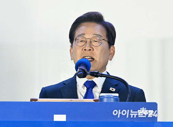 제21대 대통령 당선이 확실시 되는 이재명 더불어민주당 대선 후보가 4일 서울 여의도 국회 정문 앞에 마련된 개표방송 야외무대에서 연설을 하고 있다. [사진=곽영래 기자]