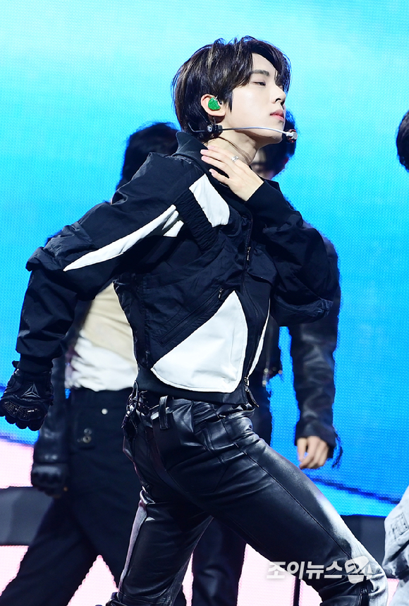 그룹 제로베이스원 한유진이 1일 오후 서울 용산구 한남 블루스퀘어에서 열린 제로베이스원(ZEROBASEONE) 정규 1집 '네버 세이 네버(NEVER SAY NEVER)' 쇼케이스에 참석해 멋진 무대를 선보이고 있다. [사진=정소희 기자]