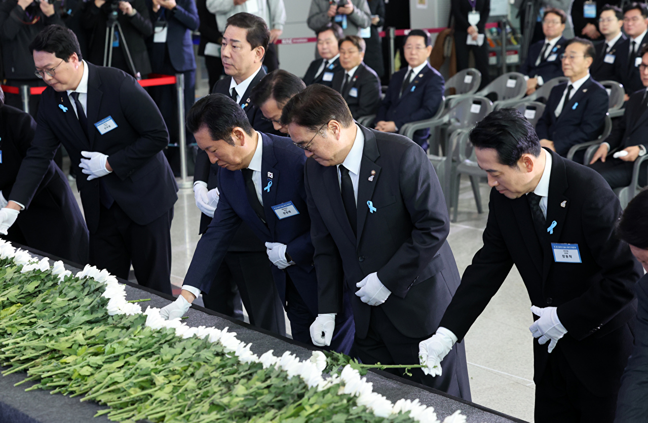 29일 전라남도 무안군 무안국제공항 여객터미널에서 열린 1229 여객기 참사 1주기 추모식에서 유가족들이 눈물을 흘리고 있다. 2025.12.29 [사진=연합뉴스]