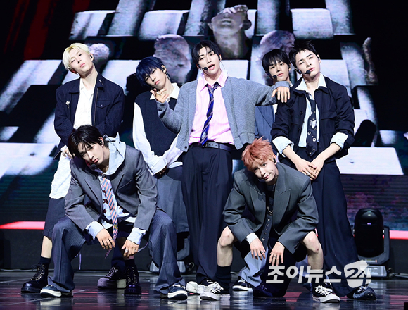 그룹 넥스지가 27일 오후 서울 용산구 한남동 블루스퀘어에서 열린 넥스지(NEXZ) 두 번째 싱글 앨범 'Mmchk(음츠크)' 발매 기념 쇼케이스에 참석해 타이틀곡 '음츠크' 무대를 선보이고 있다. [사진=정소희 기자]