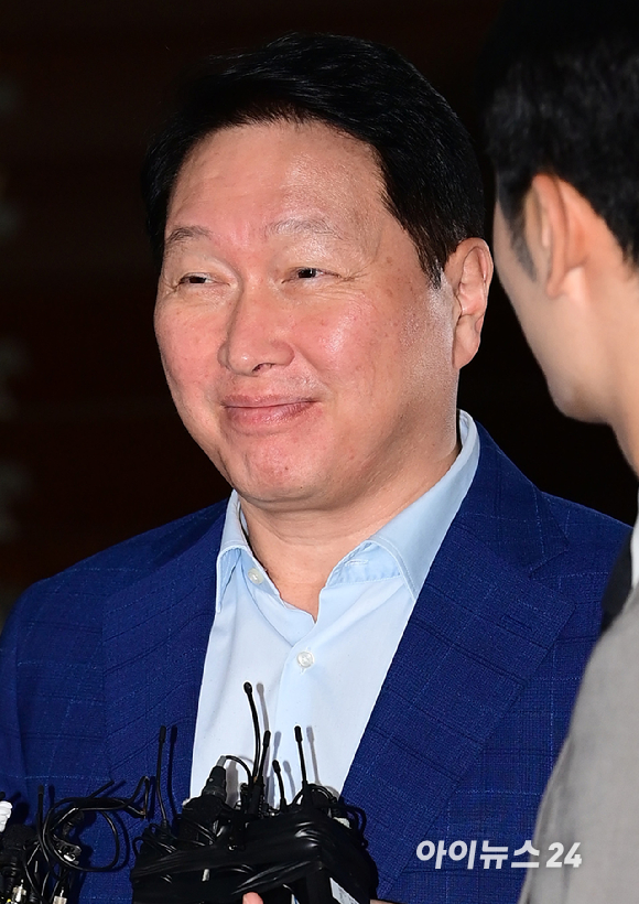 최태원 SK그룹 회장이 손정의 소프트뱅크 회장의 초청으로 미국 플로리다주 마러라고 리조트에서 열리는 투자 행사에 참석하기 위해 16일 오후 서울 강서구 김포비즈니스항공센터를 통해 출국하는 중 취재진과 인터뷰를 갖고 있다. [사진=정소희 기자]