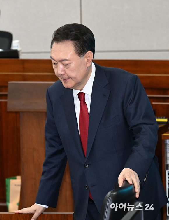 윤석열 전 대통령이 21일 서울 서초동 서울중앙지법에서 열린 내란 우두머리 혐의 형사재판 2번째 공판에 출석하고 있다. [사진=사진공동취재단]