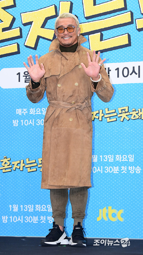 방송인 추성훈이 12일 오후 서울 마포구 스탠포드호텔에서 열린 JTBC 새 예능 프로그램 '혼자는 못 해' 제작발표회에 참석하고 있다. [사진=정소희 기자]