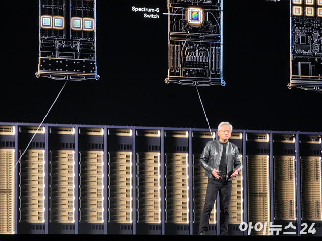 젠슨 황 엔비디아 최고경영자(CEO)가 서울 중구 신라호텔에서 열린 '엔비디아 코리아 AI 에코시스템 리셉션'에서 연설하고 있다. [사진=정소희 기자]