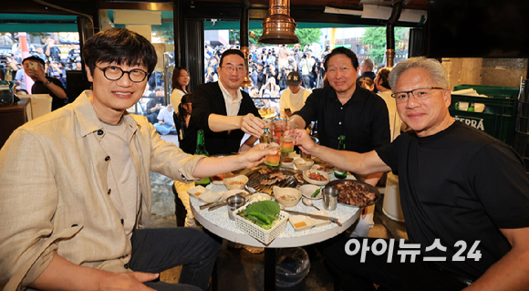 젠슨 황 엔비디아 최고경영자(CEO)가 5일 서울 마포구 서교동의 한 고깃집에서 최태원 SK회장, 구광모 LG회장, 이해진 네이버 의장과 삼겹살 회동을 하고 있다. [사진=곽영래 기자]