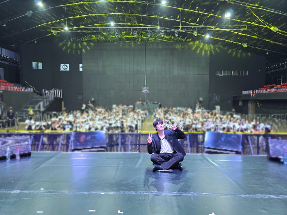 재찬이 중국 충칭에서 아시아 투어 '2025 JAECHAN ASIA TOUR 'JCFACTORY''(이하 'JCFACTORY')를 개최하고 팬들을 만나고 있다. [사진=동요엔터테인먼트]