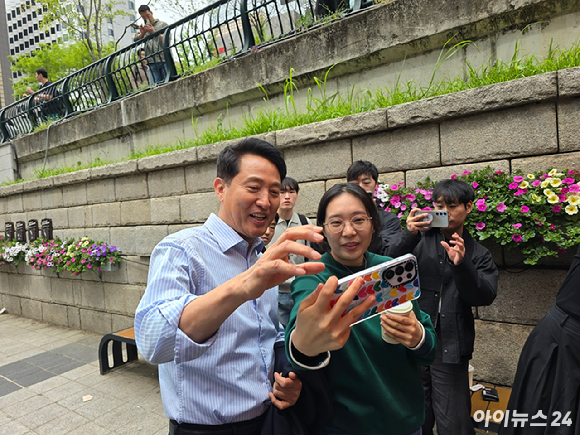 오세훈 국민의힘 서울시장 후보가 27일 서울 종로구 보신각 앞에서 출마 기자회견을 하고 있다. [사진=김한빈 기자]