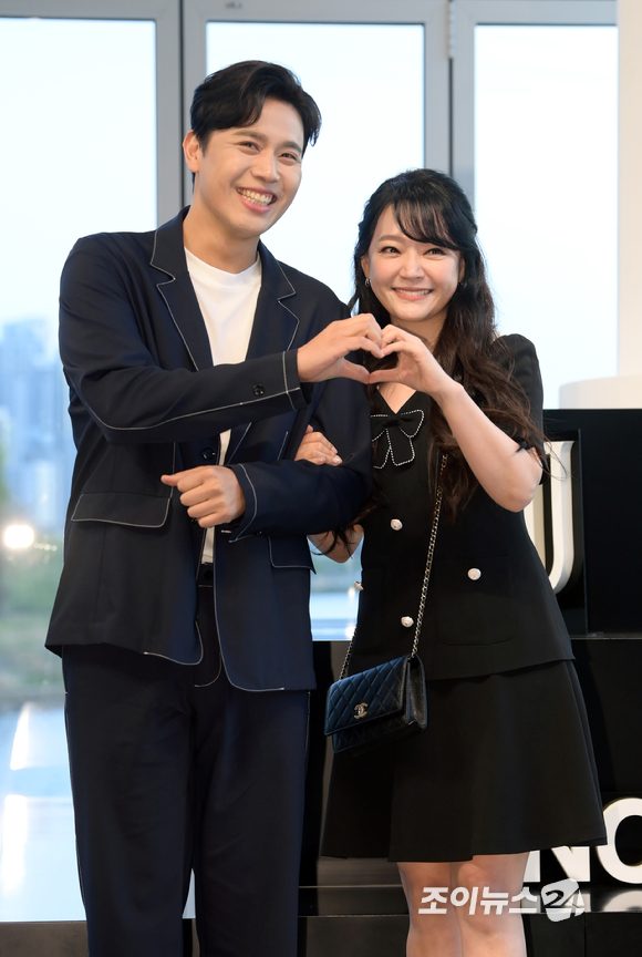 뮤지컬 배우 손준호-김소현 부부가 16일 오후 서울 서초구 잠원동 서울웨이브 아트센터에서 열린 NCT 도재정 스페셜 론칭쇼 'NCT DOJAEJUNG LANCH DAY'에 참석해 포즈를 취하고 있다. [사진=정소희 기자]