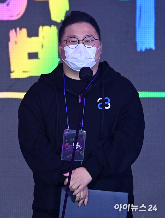 에이블게임즈 김동우 대표가 16일 오후 부산 해운대구 우동 벡스코에서 열린 '2022 대한민국 게임대상'에서 스타트업 기업상을 수상한 후 수상소감을 전하고 있다. [사진=김성진 기자]