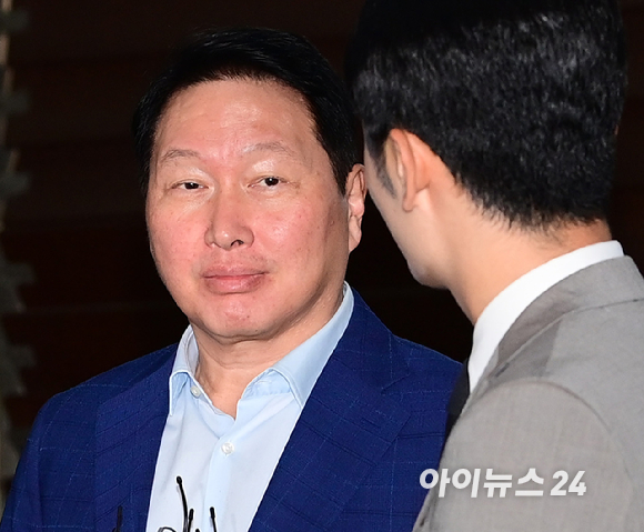 최태원 SK그룹 회장이 손정의 소프트뱅크 회장의 초청으로 미국 플로리다주 마러라고 리조트에서 열리는 투자 행사에 참석하기 위해 16일 오후 서울 강서구 김포비즈니스항공센터를 통해 출국하는 중 취재진과 인터뷰를 갖고 있다. [사진=정소희 기자]