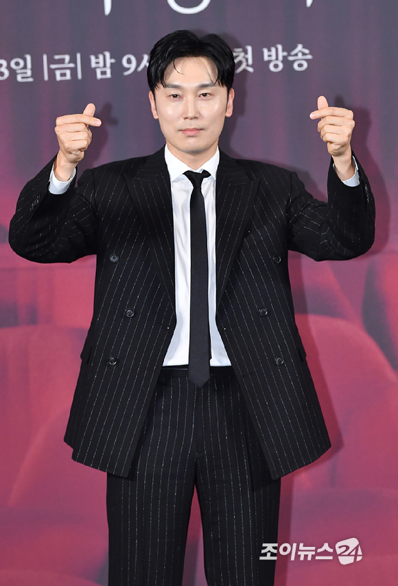 배우 서현우가 10일 오후 서울 용산구 CGV 용산아이파크몰점에서 진행된 SBS 새 금토드라마 '우리영화' 제작발표회에 참석해 포즈를 취하고 있다. [사진=문수지 기자]