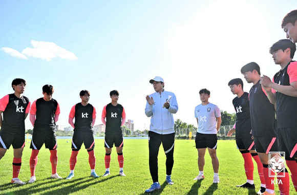 황선홍 올림픽 축구대표팀 감독이 소집 훈련 도중 선수들과 함께 이야기를 나누고 있다. [사진=대한축구협회(KFA)]