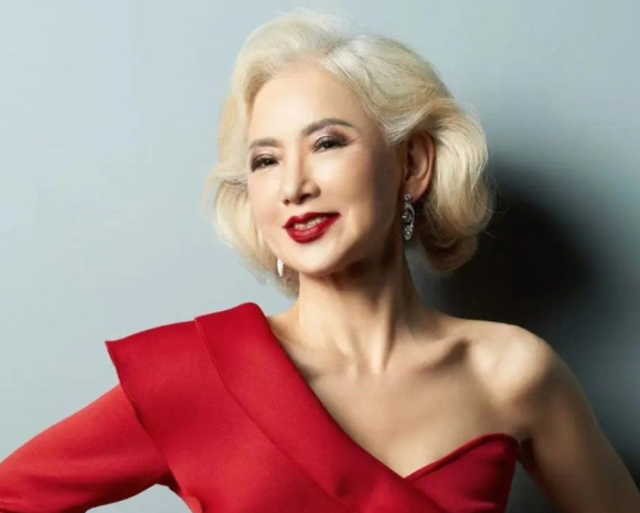 74세의 나이에도 젊은 세대 못지않은 체력과 활기찬 생활을 유지하는 여성의 건강 관리 비결이 화제다. 사진은 잉쯔. [사진=QQ.com]