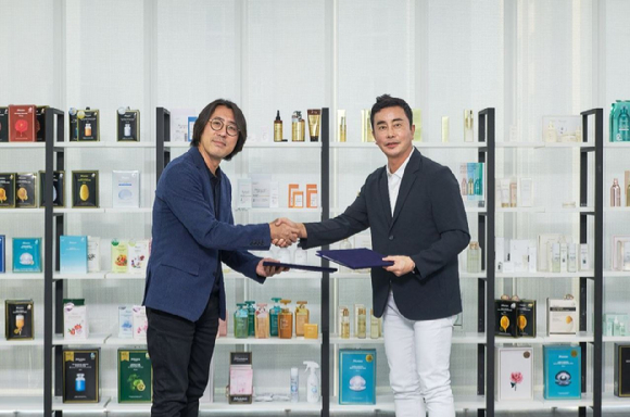  코리아에스이가 유니콘 기업 지피클럽에 인수된다. 사진은 김정웅 지피클럽 대표(왼쪽)와 김경준 리튬인사이트 이사회 의장(오른쪽)의 협력 계약 체결식. [사진=코리아에스이]