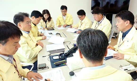 9일 경기도교육청이 태풍 카눈에 대비해 긴급 대책회의를 열고 있다.  [사진=경기도교육청]