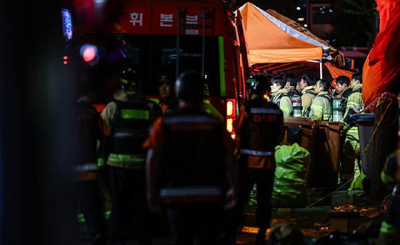 지난 22일 오후 경기 부천시 원미구의 숙박업소에서 화재가 발생한 가운데 소방대원들이 분주히 이동하고 있다. [사진=뉴시스]