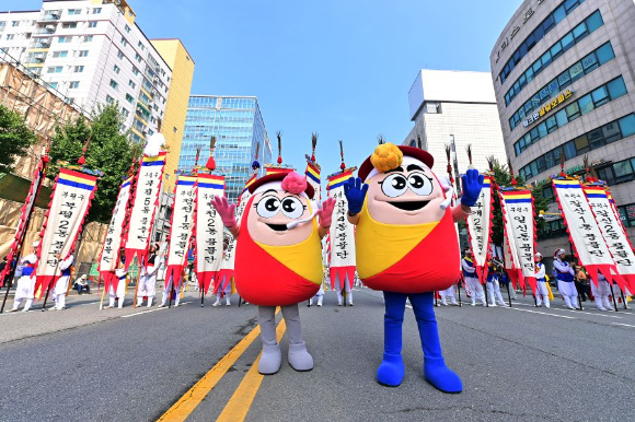 인천 부평구 명물인 제27회 풍물대축제가 오는 22일~24일까지 3일간 부평역과 부평시장역을 잇는 부평대로 곳곳에서 펼쳐진다. 사진은 지난해 열린 풍물대축제 행사 모습. [사진=부평구]