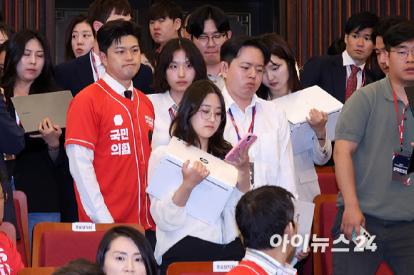 김용태 국민의힘 비상대책위원장이 9일 서울 여의도 국회 도서관에 마련된 국민의힘 개표 상황실에서 제21대 대통련 선거 방송3사 출구조사 결과를 지켜 본 뒤 퇴장하고 있다. 왼쪽은 황우여 공동선대위원장. [사진=정소희 기자]