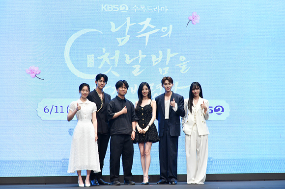 배우 권한솔, 그룹 2PM 옥택연, 소녀시대 서현, 배우 서범준, 지혜원이 11일 오후 서울 구로구 신도림동 더세인트에서 진행된 KBS2 새 수목드라마 '남주의 첫날밤을 가져버렸다' 제작발표회에 참석해 포즈를 취하고 있다. [사진=문수지 기자]
