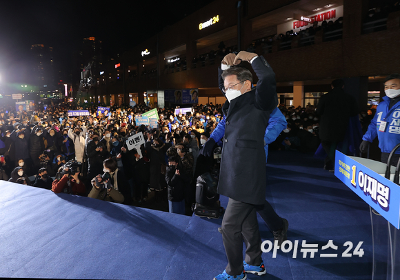 이재명 더불어민주당 대선후보가 제20대 대통령 선거 공식 선거운동이 시작된 15일 서울 강남고속버스터미널 광장에서 집중 유세 중 시민들을 향해 두 팔을 들어 하트모양을 만들어 보이고 있다. [사진=국회사진취재단]