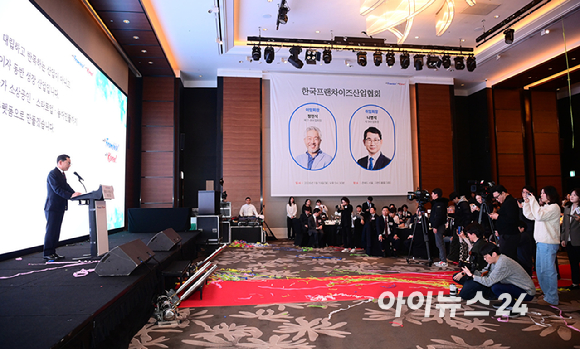 나명석 신임 한국프랜차이즈산업협회장(웰빙푸드 회장)이 19일 오후 서울 여의도 콘래드 서울 그랜드볼룸에서 열린 한국프랜차이즈산업협회 협회장 이&middot;취임식 및 비전 선포식에서 취임사를 하고 있다. [사진=정소희 기자]