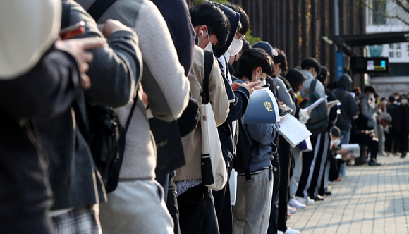지난 2022년 4월 9일 오전 서울 노원구 청원고등학교에 마련된 소방공무원 필기시험장에서 입장을 기다리고 있는 수험생들. 기사 내용과 무관함. [사진=뉴시스]